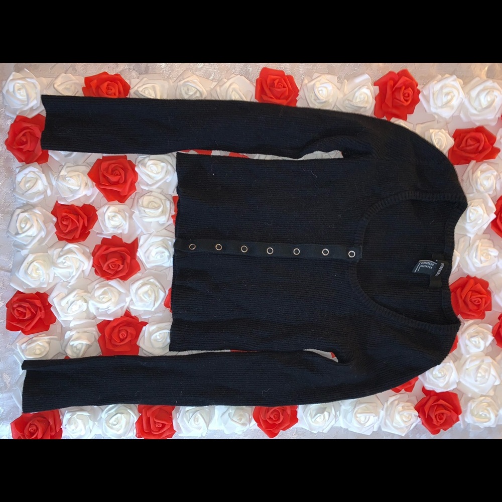 black long sleeve cropped top